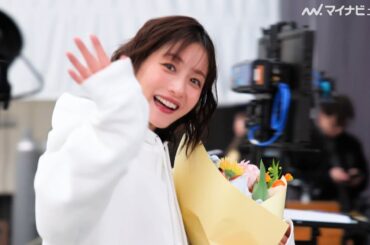 石原さとみ、メイキングのカメラにも輝く笑顔を向ける！家族旅行の思い出明かす　「ハミングフレアアロマビーズ」新CM＆メイキング映像公開