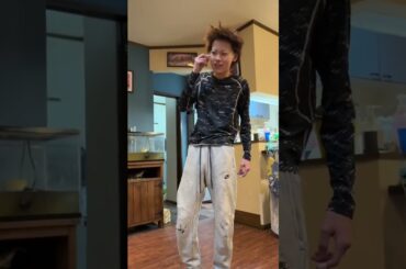 テンションの高い理由は、現場服にちょっと憧れがあるらしい。 どうやら、解体屋さんになってみたい。そう思う年頃（１４歳） 最近は曲作ったり、服作ったり まいにち楽しそうでごわす。