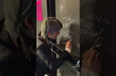 りょうちゃんいつもサインを書くときは、いつも可愛いですね。ひろぱともっくんは、いつもかっこいいですね。大森元貴、若井滉斗、藤澤涼架