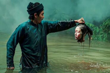 【映画紹介】村人たちは川で首のない遺体を次々と発見し続けていた。夜の見張りを立てるまで—そして、誰がそれらを捨てているのかを目撃した… それは人間ではなかった。