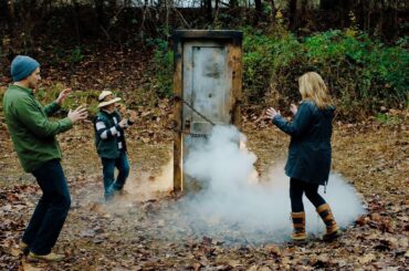【映画紹介】小さな町の家族が森の中で捨てられたドアを見つけ、知らず知らずのうちに超自然的な力を自分たちの生活に招き入れてしまう。