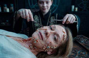 【映画紹介】ノミの咬傷が彼女の人生を台無しにし、痛み止めは効かず、検査もすべて失敗した――奇妙な儀式を行う介護者だけが真実を理解した。