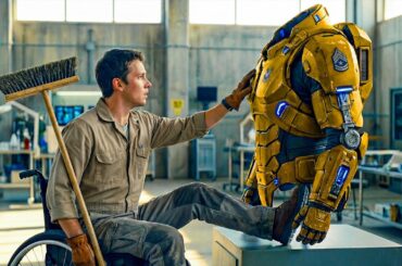 【映画紹介】足の不自由な清掃員が、秘密のエクソスーツを発見し、再び歩けるようになり、止まらない超人的な力を得る。