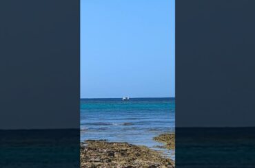 【黒島】仲本海岸沖のツアー船たち　マンタを見るツアーだそう（この数時間後に聞いたらマンタ見られたそうです😍）#hellookinawa #ハロー沖縄#沖縄離島好きな人と繋がりたい #マンタ　
