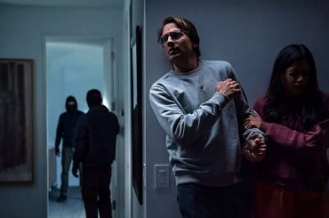 【映画紹介】三人の犯罪者が貴重品を期待して家に押し入るが、夫が内側からドアを施錠したときに恐怖を発見する。