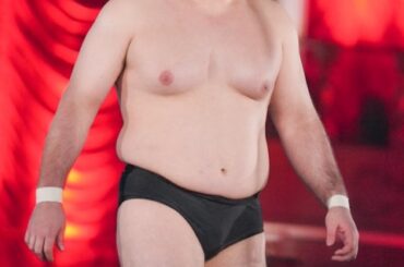 【画像】プロレスデビューのウルフ・アロンさん完全に仕上げて来るｗｗｗｗｗｗｗｗｗ