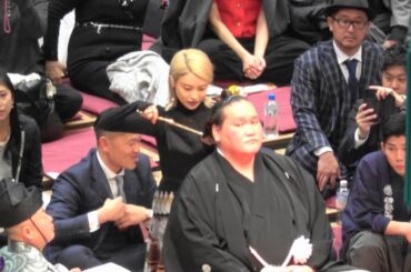 照ノ富士 断髪式、引退相撲 金髪の小島瑠璃子！「え、こじるり？？？？？」「え？ いるの!?」元横綱・照ノ富士の断髪式に登場した“金髪女性タレント”が話題！「どんな関係なんだろ」「仲良いんや」