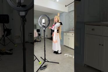 3回ほどの事故をものともせず、ポーズを取り続けてこそプロのコスプレイヤーです。