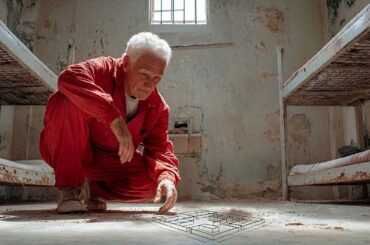 【映画紹介】終身刑の天才老人が、娘に関する心配な知らせを受けて、世界で最も厳重な刑務所から脱獄するための天才的な計画を練る。