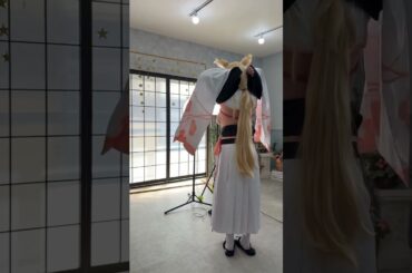 スマホを鏡にしてポーズチェックするのもコスプレイヤーの日課です