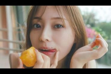 梅澤美波、みずみずしい桃に思わず笑顔　2nd写真集から“ほぼ素顔”ショット解禁