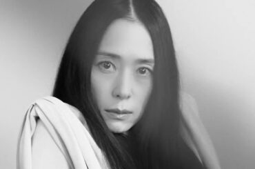 深津絵里、しなやかにエレガンスをまとう｜ハーパーズ バザー（Harper's BAZAAR）公式
