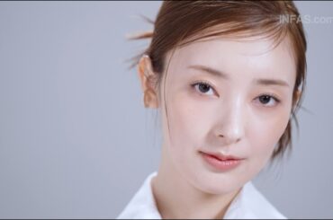 【Beauty Moment】 （本編映像）宮本茉由さんが、新たに誕生した「カラー+グロウ エンハンサー」を使用した2ルックのメイクアップを堪能する。