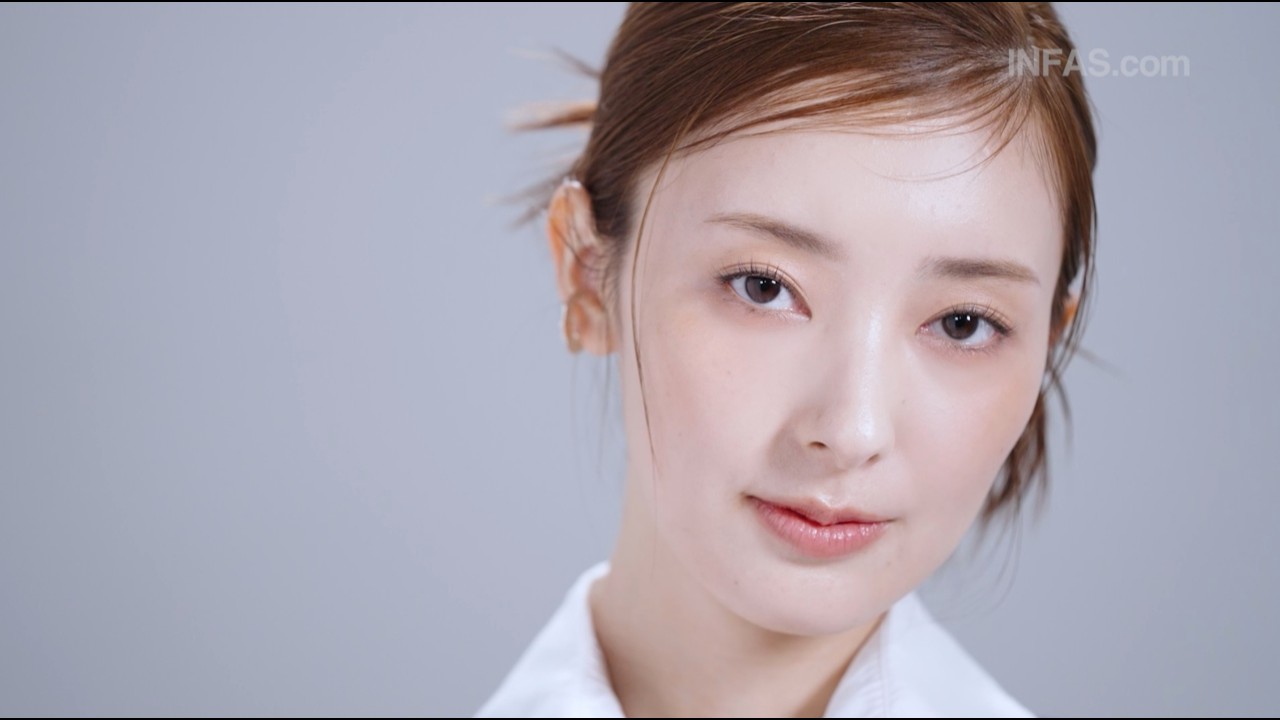 【Beauty Moment】 (本編映像)宮本茉由さんが、新たに誕生した「カラー+グロウ エンハンサー」を使用した2ルックのメイクアップを堪能する。 【Beauty Moment】 (本編映像)宮本茉由さんが、新たに誕生した「カラー+グロウ エンハンサー」を使用した2ルックのメイクアップを堪能する。