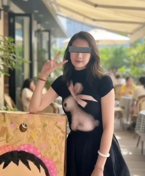 【画像】お胸丸出しの女さん、見つかるｗｗｗｗｗｗｗｗｗｗｗ