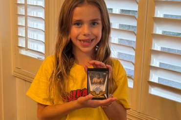 【画像あり】アメリカの少女、グレートムタのサイン入りカードを手に入れご満悦ｗｗｗｗｗｗｗｗ