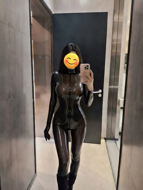 【画像】この女性と5.5時間エレベーターに閉じ込められたらどうする？