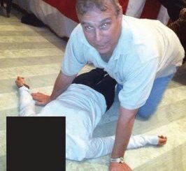 【悲報】イギリスのアンドルー王子、女児の身体を撫で回している画像流出で死刑になりそう。