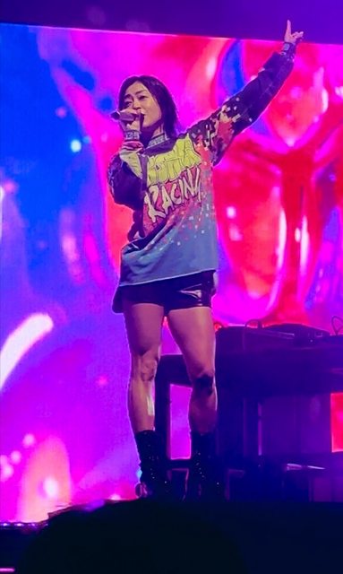 【画像】宇多田ヒカル42歳、ライブで生足披露wwwwwwwwwwwwwwwwww