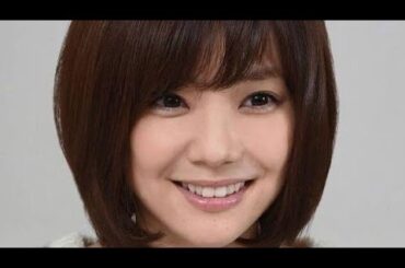 倉科カナ〝ピチピチ白T〟姿で胸を張って…「逮捕しちゃうぞってやつですか」「やばい、、、魅力的すぎる、、」ドラマオフショットに反響