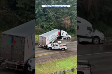 BLOQUEO TOTAL: CAMIÓN ARTICULADO SE "TIJEREA" Y PARALIZA LA I-205