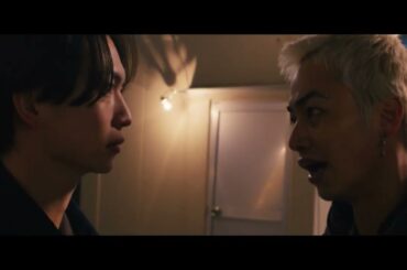 映画『東京逃避行』逃げる飛鳥（寺本莉緒）と日和（池田朱那）、守るエド（綱啓永）と追うメリオ（高橋侃）、緊迫の夜を捉えた本編映像【2026年3月20日公開】