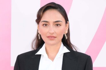 長谷川潤、美背中開放の水着ショット・子どもとのキスショット公開「ため息が出るほど綺麗」「大人の色気がすごい」と反響