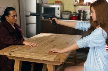 【映画解説】手を出す相手を間違えた！引退した伝説の殺し屋が本気を出したら…素手で傭兵軍団を無双！“不殺”で完全制圧しヤクザのボスも唖然『ザ・ファブル 殺さない殺し屋』一気見