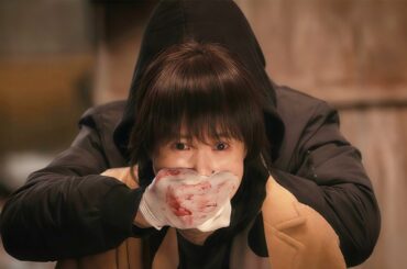 【映画紹介】「緑の服の少女」が導く衝撃の真相。児童虐待に立ち向かう謎の殺人鬼の正体とは？『赤い月青い太陽』