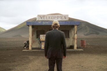 男は自殺して地獄へやって来たが、そこは想像していたものとはまったく違っていた。死んだあとに残業させられ、働かされることより恐ろしいことがあるだろうか！『厄介な男…からっぽな世界の生き方』