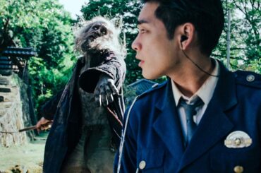 奇妙な山奥の村に移り住んだ警官一家が、絶対に知ってはいけなかったこと