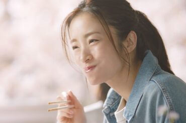 上戸彩、うどんをすすって満面の笑み　桜並木も駆け抜ける　丸亀製麺 新CM＋メーキング