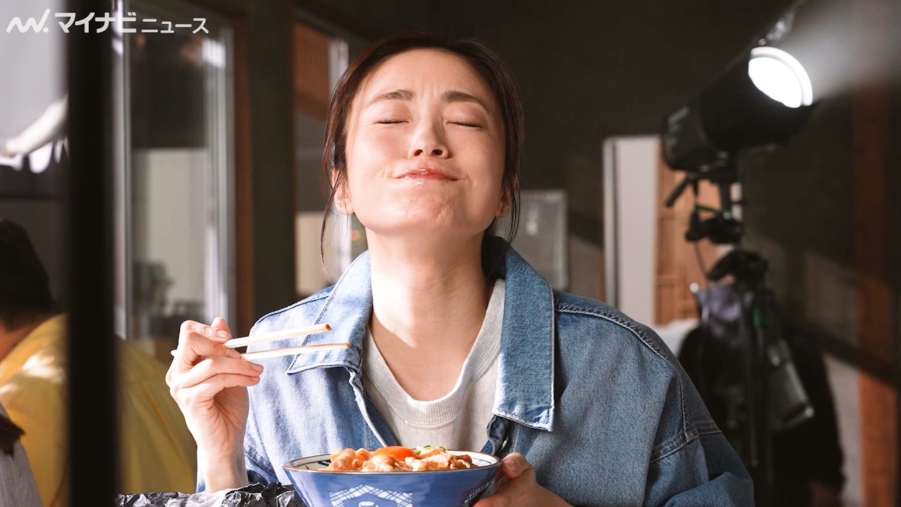 上戸彩、食べっぷりが見事! 「丸亀製麺」新CM&メイキング映像公開 上戸彩、食べっぷりが見事! 「丸亀製麺」新CM&メイキング映像公開
