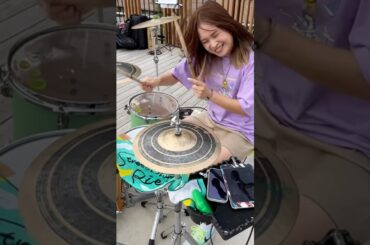 【手数すごすぎ】駅前で 星空のディスタンス/THE ALFEE を叩く女ドラマー　#shorts #drums #路上ライブ