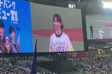 祝開幕　齋藤飛鳥さん見事な始球式