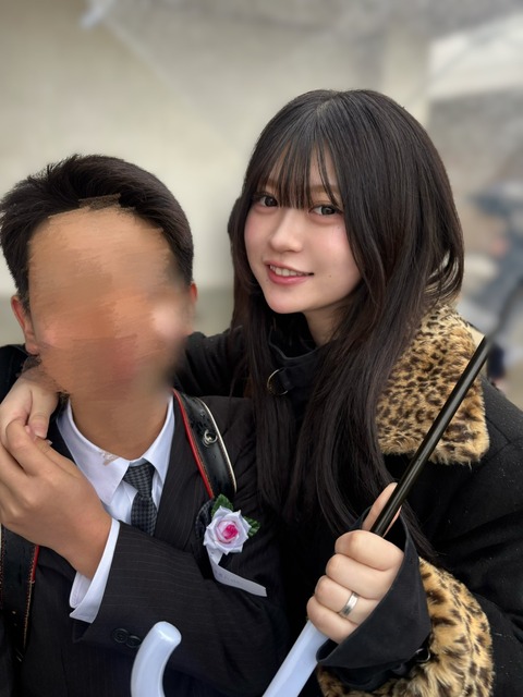 【画像】姉、弟の小学校卒業式に豹柄で参加してしまうｗｗｗｗｗｗｗｗｗｗｗｗｗｗｗ