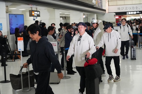 【悲報】侍ジャパン、お通夜状態で帰国w w w w w w w w w w w w w w w w w w w w 8B4DCPk