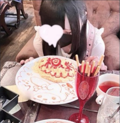 【画像】竿役のおっさんみたいなソファ、見つかるｗｗｗｗｗｗｗｗ