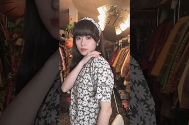 祖母の時代の 服を着る。