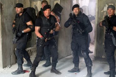 【イッキ見】スタローン究極の「呼び出し」！ハリウッドの最強オヤジ達が大集結！空前絶後のアクション神作『エクスペンダブルズ』全シリーズまとめ