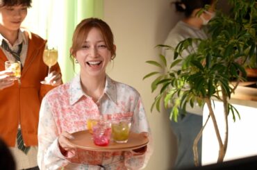 後藤真希、素顔全開の可愛すぎる撮影風景  お茶目な開脚姿も披露！？　『焼酎甲類』新TVCM「ゴマキんちのホームパーティ〜フルーツパーティ〜」篇