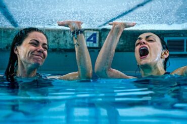 【映画紹介】深いプールに閉じ込められた二人の姉妹が、逃げ場のない中で何日も休みなく泳ぎ続け、生き延びるために闘う。