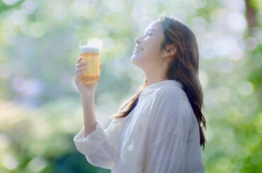 広瀬アリス、春の小川でノンアル一息。JUDY AND MARY「そばかす」で10倍おいしい／「キリン グリーンズフリー」新TVCM＋インタビュー＋メイキング