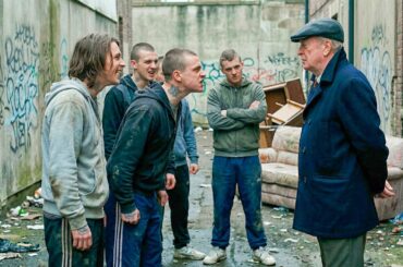 【映画紹介】ギャングスターたちが老人を残虐に殺害するが、彼の友人が復讐に飢えたエリート兵士であることを知らない。