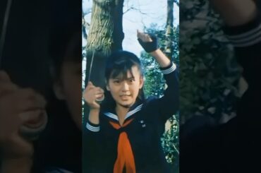 片腕で人一人を爆風より早く持ち上げる麻宮サキ   南野陽子   吉沢秋絵   相楽ハル子   スケバン刑事Ⅱ