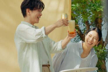 佐藤健の"泡だらけ”ビールに柴咲コウが爆笑！？　『アサヒ ゴールド』TVCM