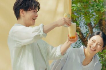 佐藤健が注ぐビールに笑顔の柴咲コウ　2人で乾杯＆楽しげな撮影風景も　アサヒ9年ぶり新ブランド「アサヒ ゴールド」新CM＋メーキング