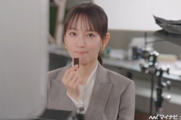 吉岡里帆、撮影の合間に見せる表情が可愛すぎる！“シゴデキ”スーツ姿にキュン