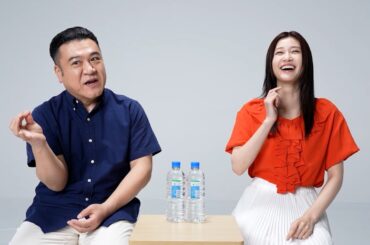 ザキヤマ＆めるる、ラベルはがしでわちゃわちゃ！ザキヤマ考案の“ラクわざ”にめるるがツッコミ「1人しかできない」　『アサヒ おいしい水 天然水 シンプル eco ラベル』新TVCM