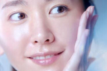 【新垣結衣】至近距離で輝く“光を放つ肌”…透明感が異次元／雪肌精 CM